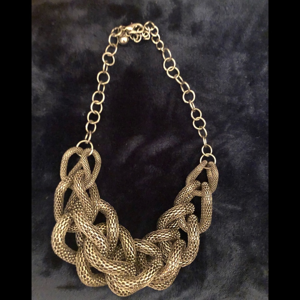 Pretty statement choker necklace